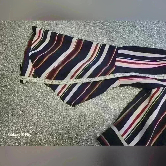 GUESS Off the shoulder  long sleeve crop top - Picture 4 of 6